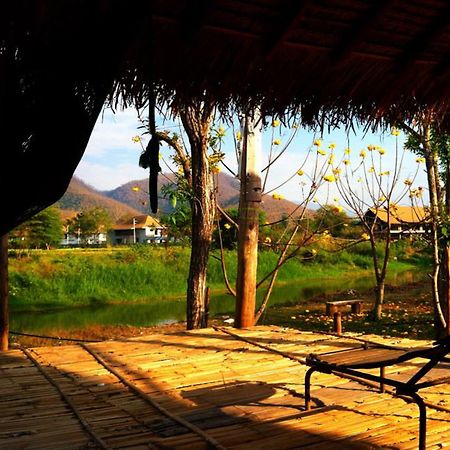 Giant House Riverside Pai Bagian luar foto