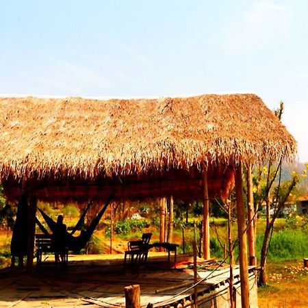 Giant House Riverside Pai Bagian luar foto